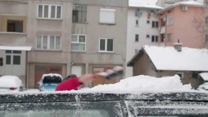 在雪地里开车。成熟的人在第一场雪后清洗汽车。活跃的老年人。