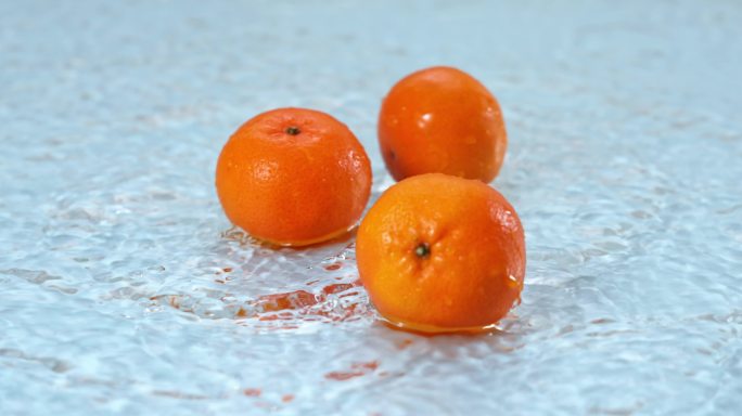 一堆橙子碰撞溅起水花的慢镜头