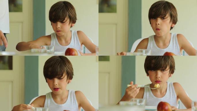 小男孩吃饺子