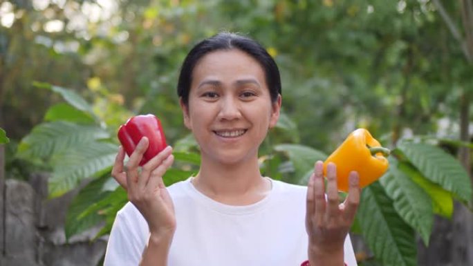 持有甜椒的亚洲女性