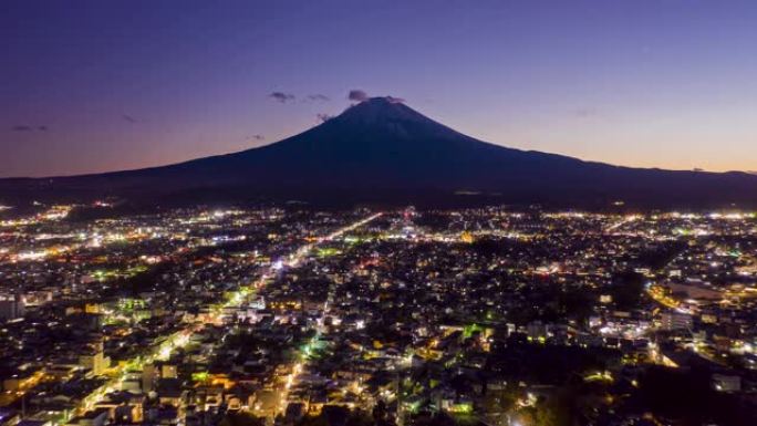 日本山梨县藤吉田市日落时的富士山。藤山无人驾驶飞机过度脱垂。