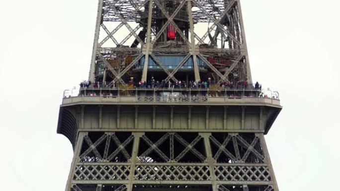 巴黎埃菲尔铁塔的电梯电梯。法国著名地标。受欢迎的欧洲旅游城市和蜜月目的地。