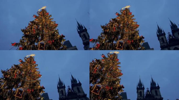 夜晚布拉格圣诞市场的节日圣诞树