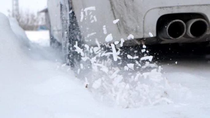 汽车在冬天被困，在相机上撒雪