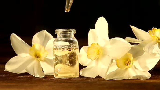 美丽的玻璃罐中的白色花朵精华