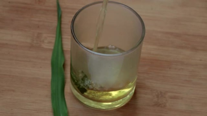 Leman grass tea getting for in a透明玻璃