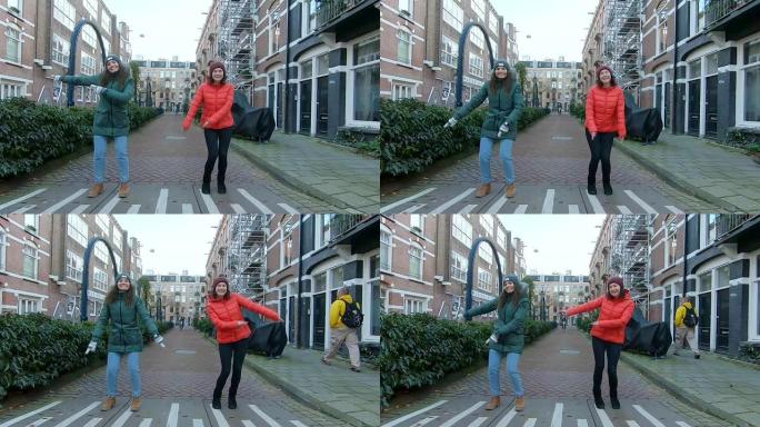 快乐的女人在阿姆斯特丹的街道上跳舞。