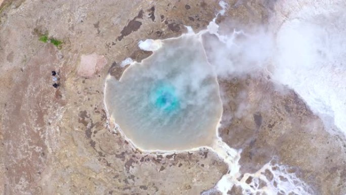 飞越大间歇泉，黄金圈间歇泉，冰岛，4k空中无人机视图