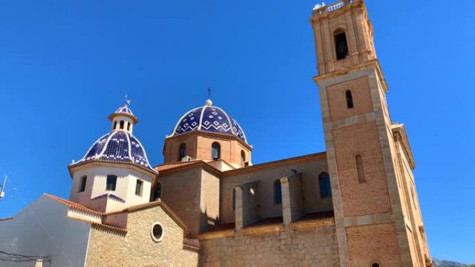 西班牙阿尔塔亚老城的一座带有蓝色圆顶的教堂。