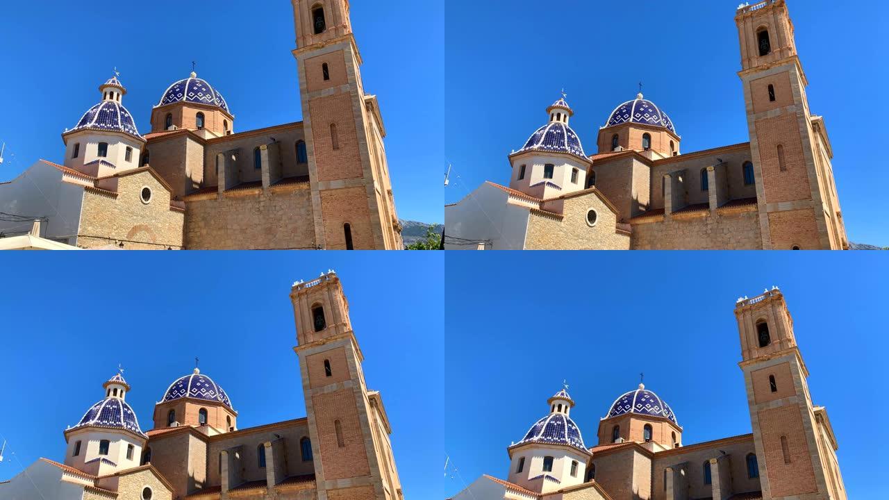 西班牙阿尔塔亚老城的一座带有蓝色圆顶的教堂。