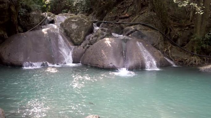 泰国北碧府的四面瀑布4楼。森林深处美丽的瀑布，大自然中有翡翠池和锑鱼。