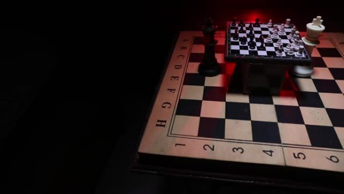 棋盘游戏的经营理念和竞争理念。黑暗背景下烟雾弥漫的国际象棋人物。选择性聚焦