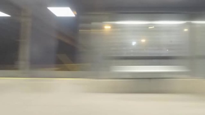 夜间通勤火车的乘客视角