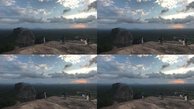 Sigiriya，斯里兰卡，2019年11月25日，山上的游客等待日落第二部分
