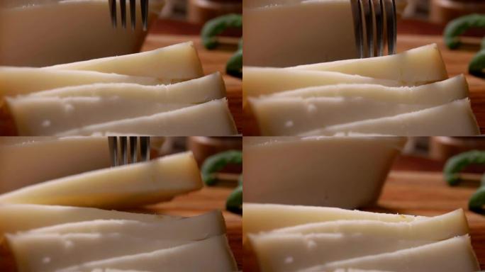 用叉子拍的硬羊奶酪的特写