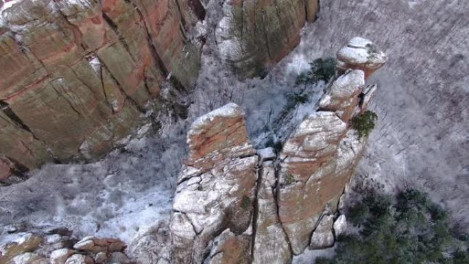 俯视图无人机拍摄的岩石地层和积雪覆盖的树木