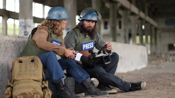 两个年轻的记者在战区