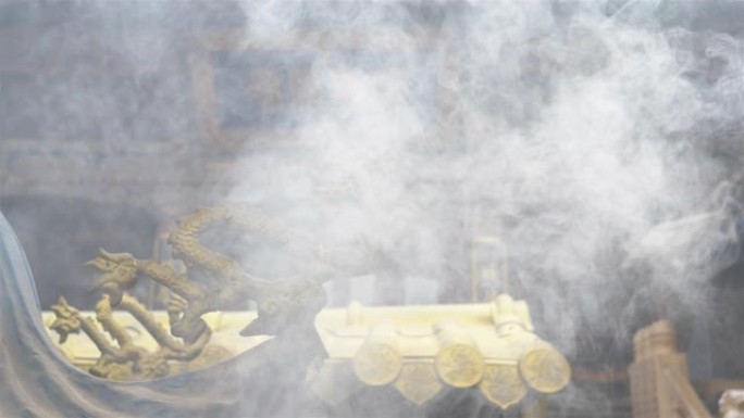 中国青海西宁南山庙的空中雾状熏香和龙雕。