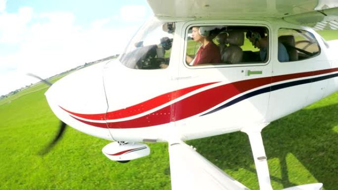 年轻女性平民飞行员