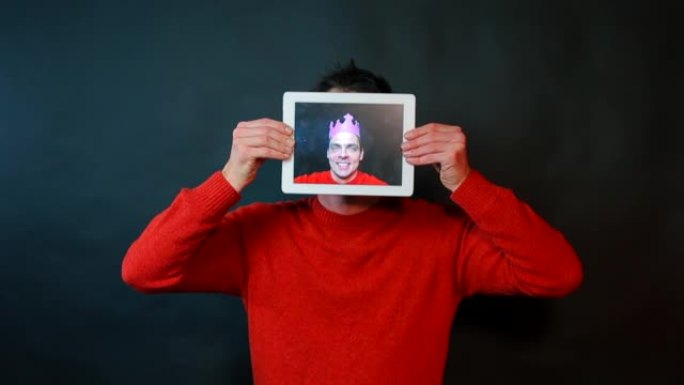 平板电脑屏幕上一个人的肖像。
