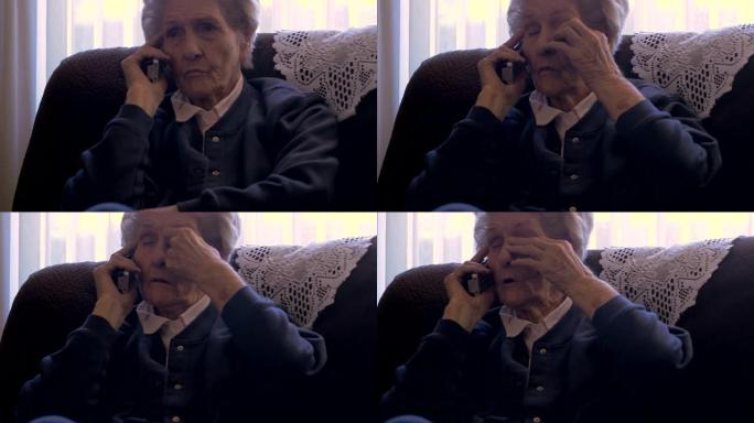一位90岁的老太太在家里打电话，同时用4k揉眼睛