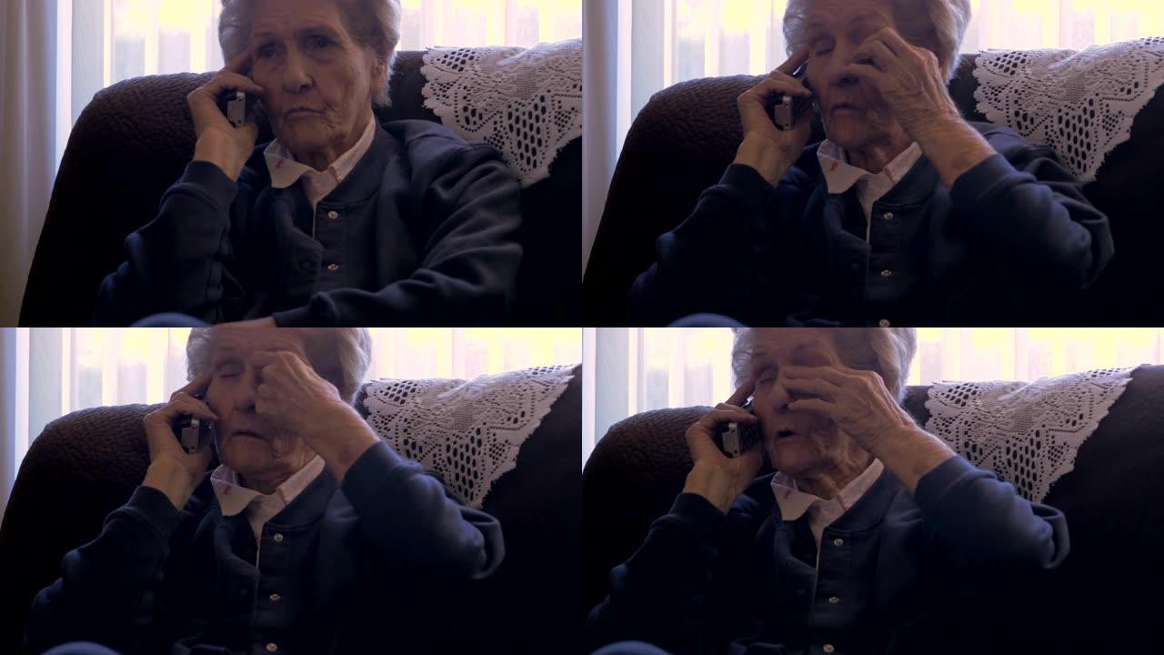 一位90岁的老太太在家里打电话，同时用4k揉眼睛