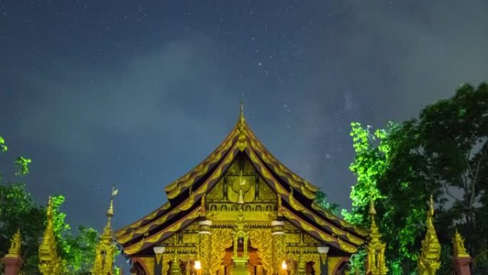 延时视频4K，美丽的银河系和云层在夜景点Wat Phra移动，这在泰国北部的Mae Tha区，南邦。