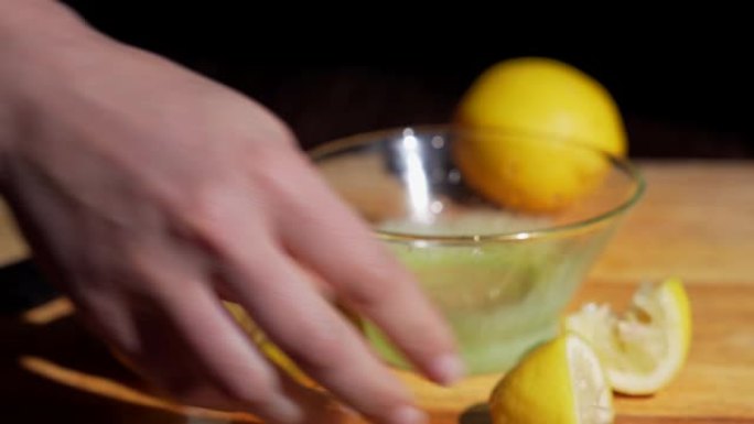 柠檬汁被挤压到碗特写镜头中