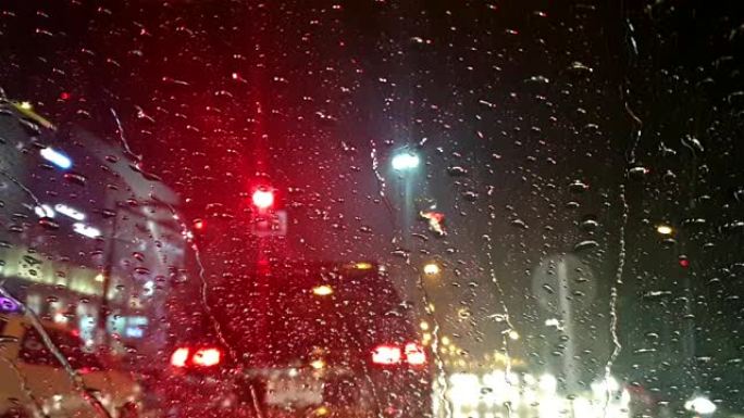 车外下雨了，堵车的车前有雨水滴落