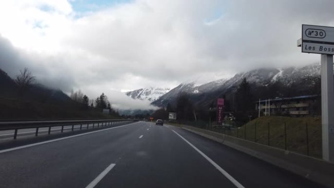 POV在法国高速公路上行驶至夏慕尼勃朗峰