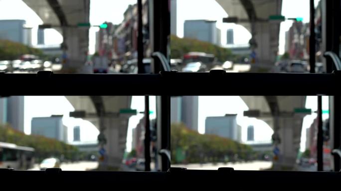从公共汽车的挡风玻璃上看。公共汽车在开车时向左转。