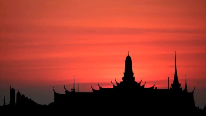 夕阳红的天空和月亮升起的背云和剪影佛教寺庙