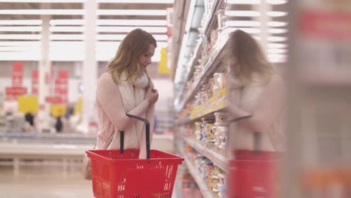 杂货店或超市销售的女性食品篮子购物消费主义