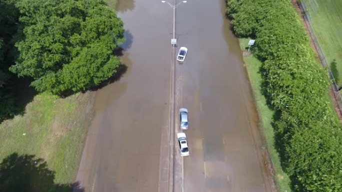 10号州际公路洪水中的汽车