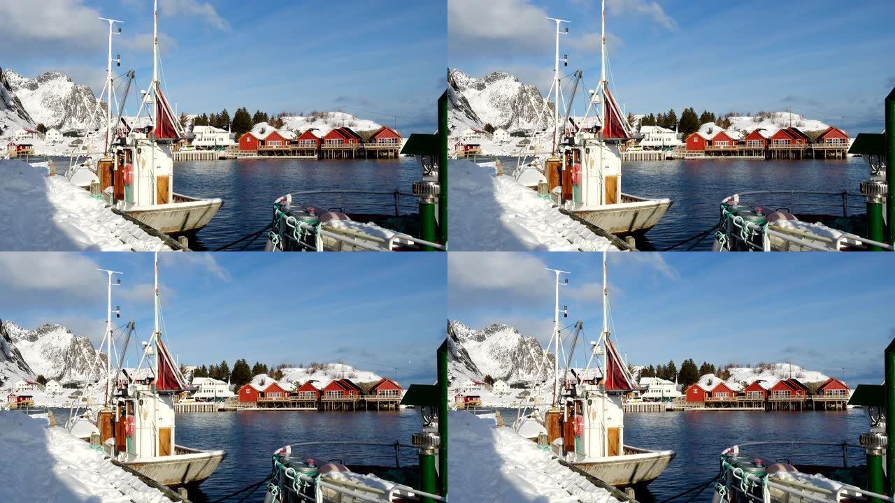 挪威北部罗弗滕群岛湾美丽的挪威冬季景观，五彩缤纷的罗布和停泊的渔船
