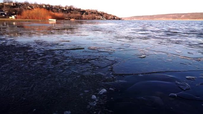 初冬，河水被薄冰覆盖