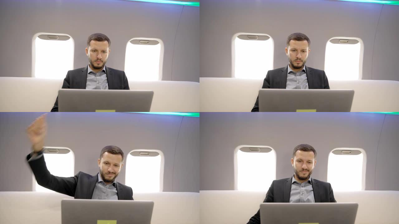 年轻开朗的律师商人使用笔记本电脑，在飞机内部玩得开心。企业家飞机
