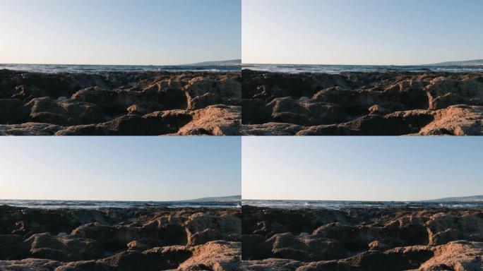 美丽的海景。海石的侧视图。地中海的岩石海滩。