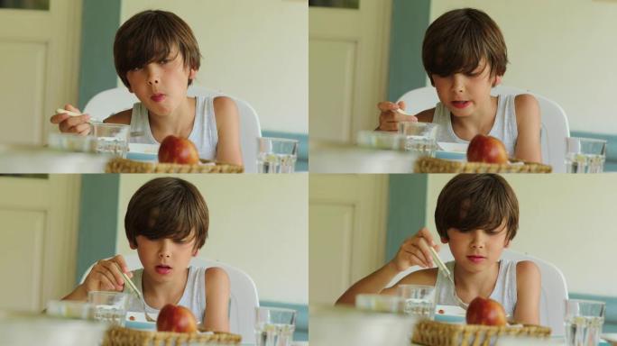 吃饺子的男孩