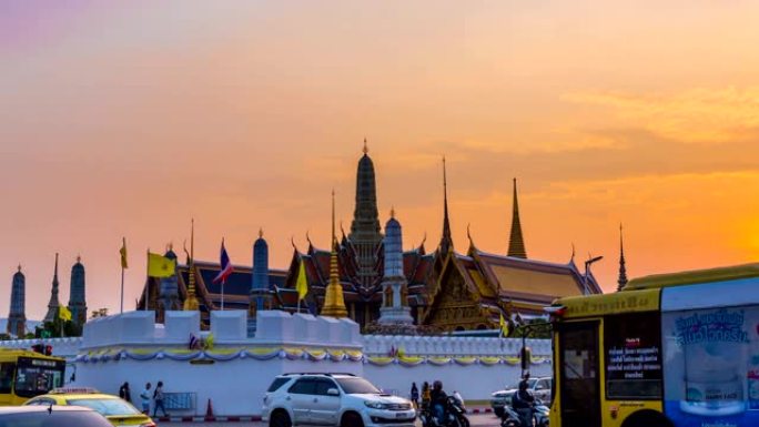 泰国曼谷的佛寺 (Wat Phra Kaew temple) 或翡翠佛寺的日夜日落时间。是一个重要而