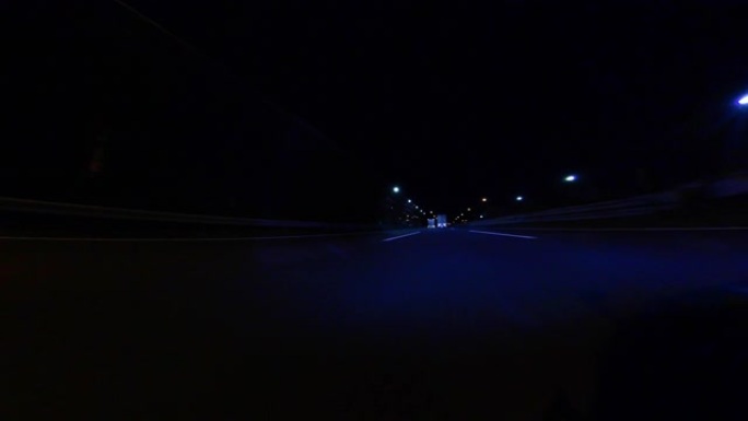 高速公路上的夜间驾驶