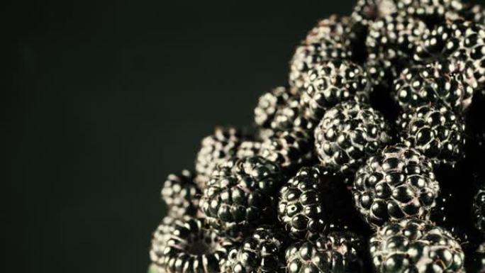 许多美丽多汁的浆果。在黑暗的背景下。浆果黑莓黑色饱和颜色。