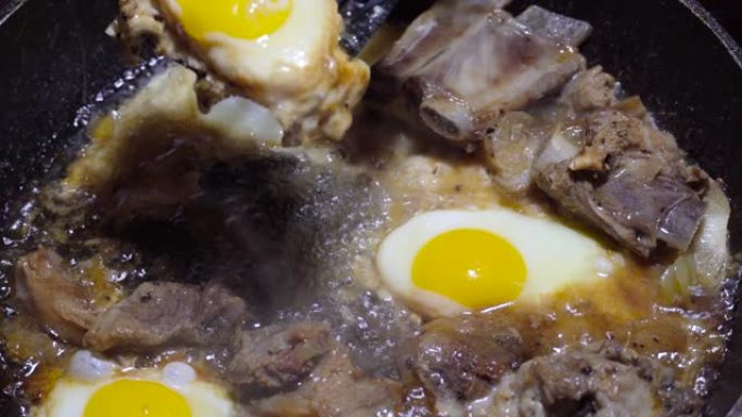 鸡蛋和猪肉在锅里用脂肪油炸。贫穷和不健康饮食的概念。把抹刀放在盘子上。