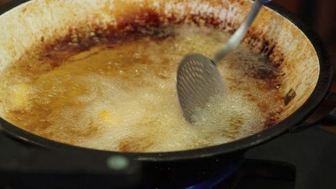 在大煎锅里用油烹饪传统玉米粥