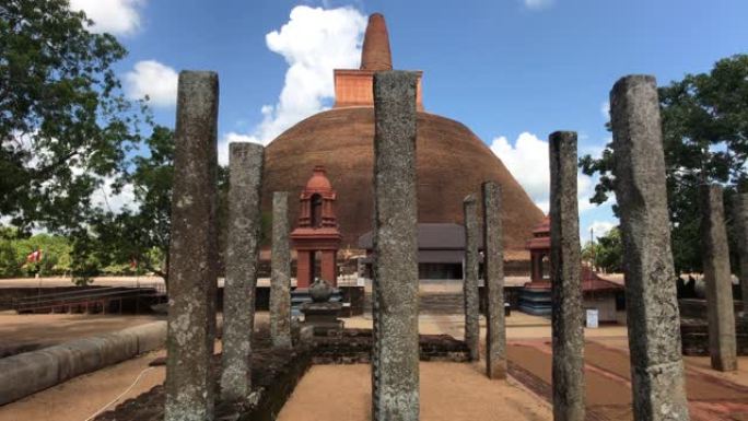阿努拉德普勒，斯里兰卡，寺庙圆顶通过支柱