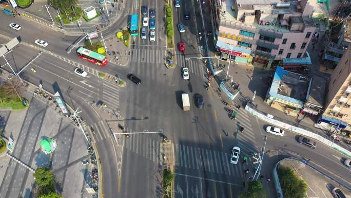 车辆在城市道路上行驶