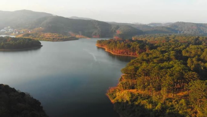 独特的鸟瞰图因林湖大叻高原越南森林山高地咖啡种植园草莓农田清澈蓝天，旅游目的地蜜月。日落时分的太阳爆