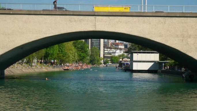 苏黎世市中心夏季河著名桥游泳区慢动作全景4k瑞士