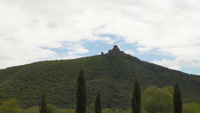 Jvari是格鲁吉亚修道院和寺庙。位于山顶