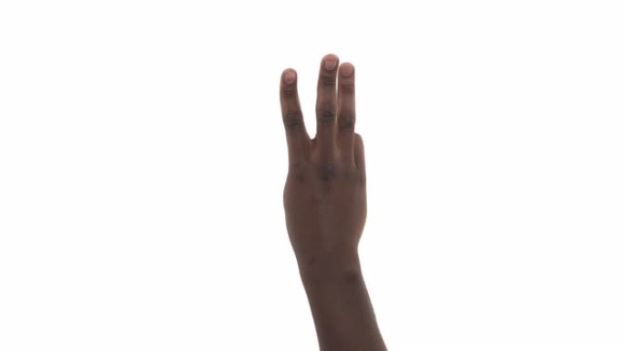 男性手的特写显示了数字一，二，三，四，五。非裔美国人表现出手势。孤立，在白色背景上